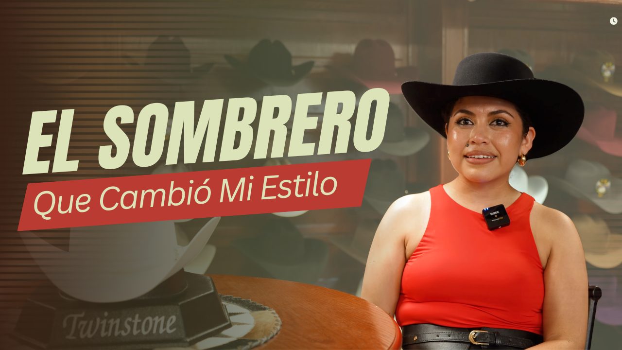 Mujer usando un sombrero vaquero negro en el showroom de Twinstone Hats con el texto El Sombrero Que Cambió Mi Estilo